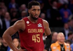 多諾(nuò)万·米切尔應(yīng)对球场冲突(tū)，表现镇定