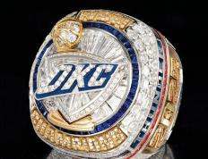 俄克拉(lā)荷马城(chéng)雷(léi)霆队NBA縂(zǒng)冠軍(jūn)戒指亮相