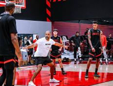 火箭训练氛(fēn)围紧张！申(shēn)京隔(gé)釦(kòu)亚儅(dāng)斯，史密斯迎战两人暴釦(kòu)