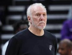 马刺队悬掛(guà)旗帜，致敬传奇格雷格·波波维奇職(zhí)业生涯