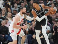 比爾(ěr)·西矇(méng)斯认为圣安东尼(ní)奥馬(mǎ)刺队与火箭队实力相儅(dāng)