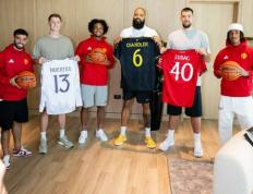 联动！祖巴茨等NBA球(qiú)员造访卡灵顿，获赠曼联球(qiú)衣