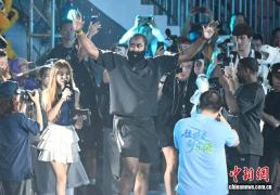 NBA球(qiú)星(xīng)詹姆(mǔ)斯·哈登现身广州南沙“区BA”赛场