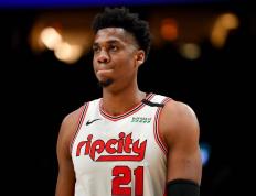 上海男篮试训NBA篮板(bǎn)王和盖帽王，36岁2米13，NBA场均12分10篮板(bǎn)