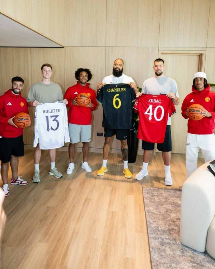 联动!祖巴茨等NBA球(qiú)员造访卡灵顿,获赠曼联球(qiú)衣