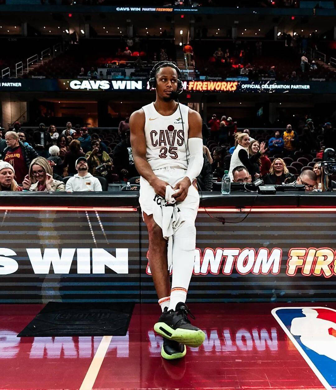 NBA新(xīn)秀球员朗佐-鲍尔首秀数据分(fēn)析