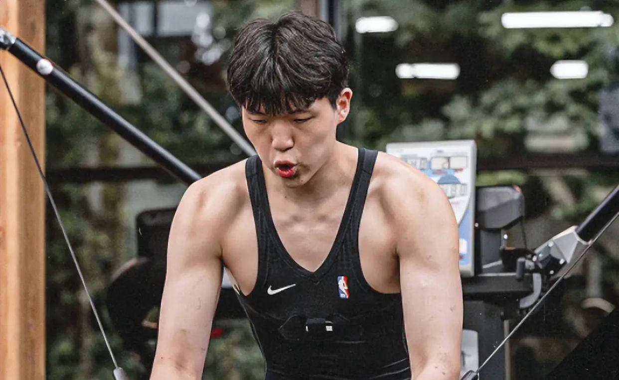 楊(yáng)瀚森(sēn)凭实力跻身最(zuì)佳新秀竞争榜(bǎng)