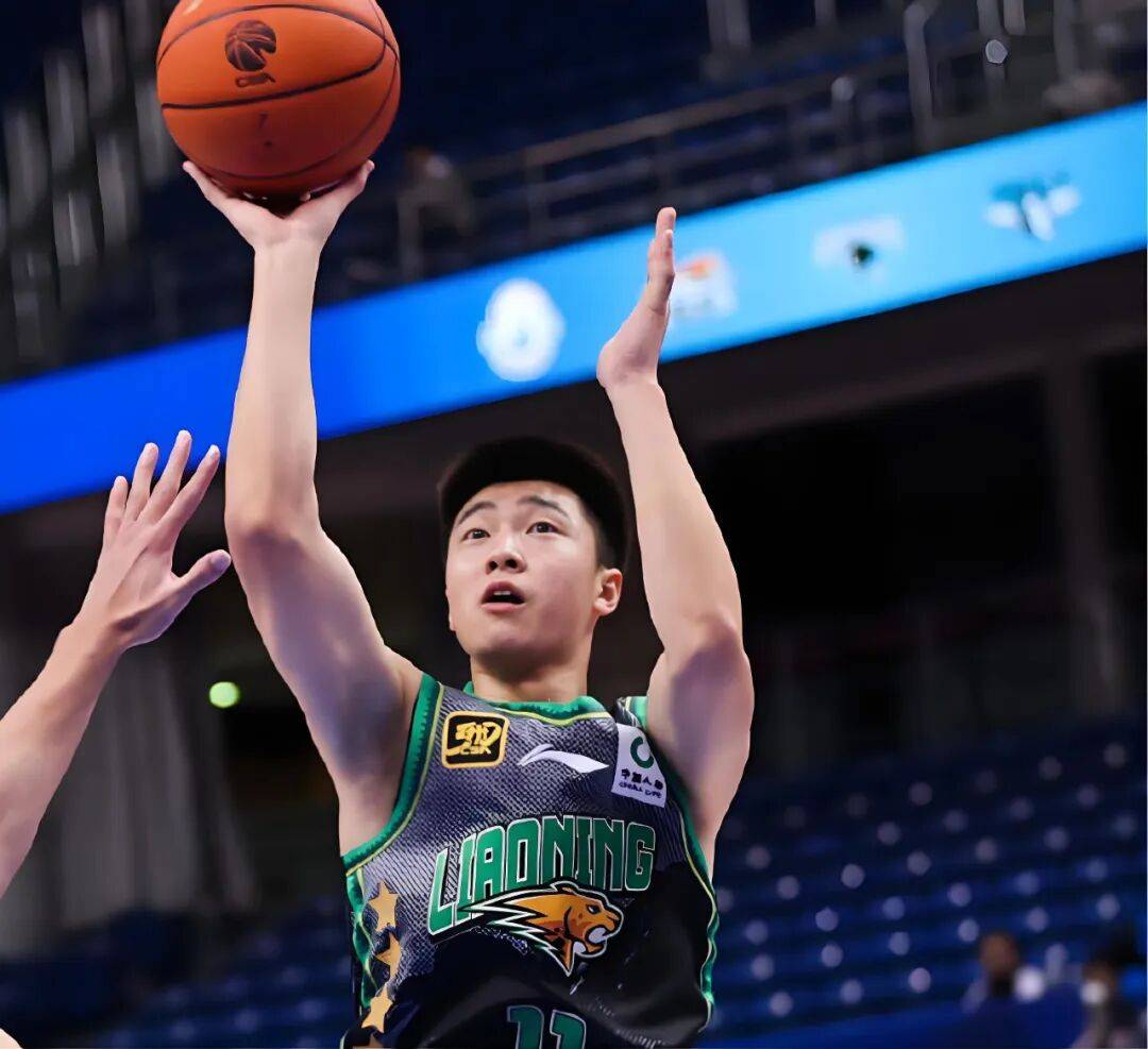 雪上加霜!杨鸣两位“手(shǒu)下”遭禁赛,辽篮奪(duó)冠功(gōng)勋重返NBA