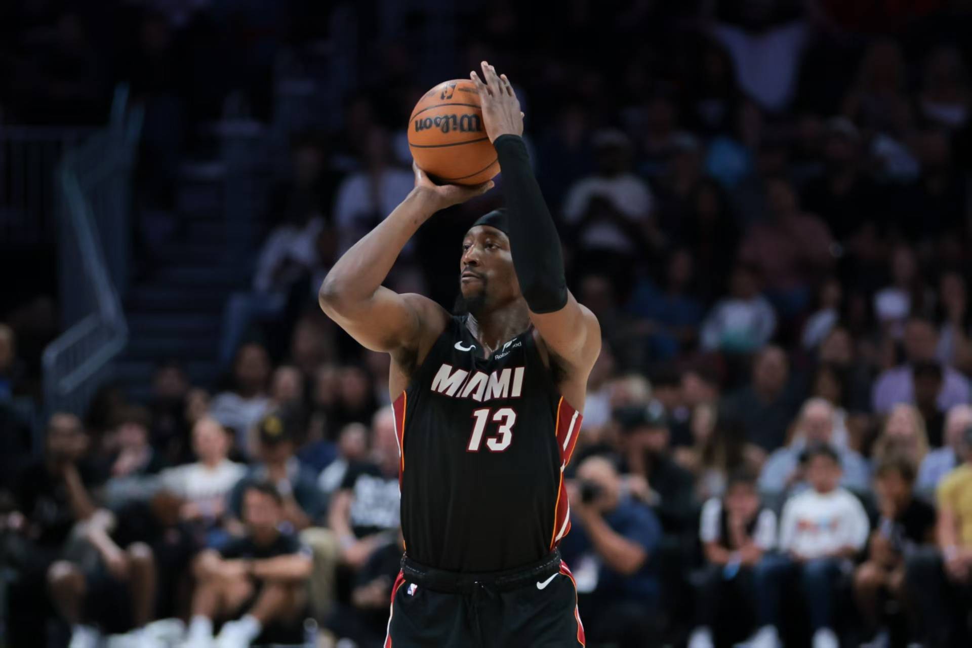 边线球(qiú)失误惨遭(zāo)绝杀!7投(tóu)6分,KD换不来的中锋,被斯波(bō)用(yòng)成(chéng)蓝领