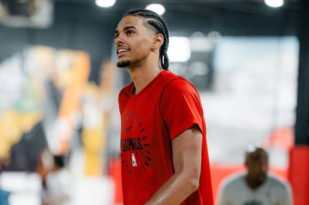 边线球(qiú)失误惨遭(zāo)绝杀!7投(tóu)6分,KD换不来的中锋,被斯波(bō)用(yòng)成(chéng)蓝领