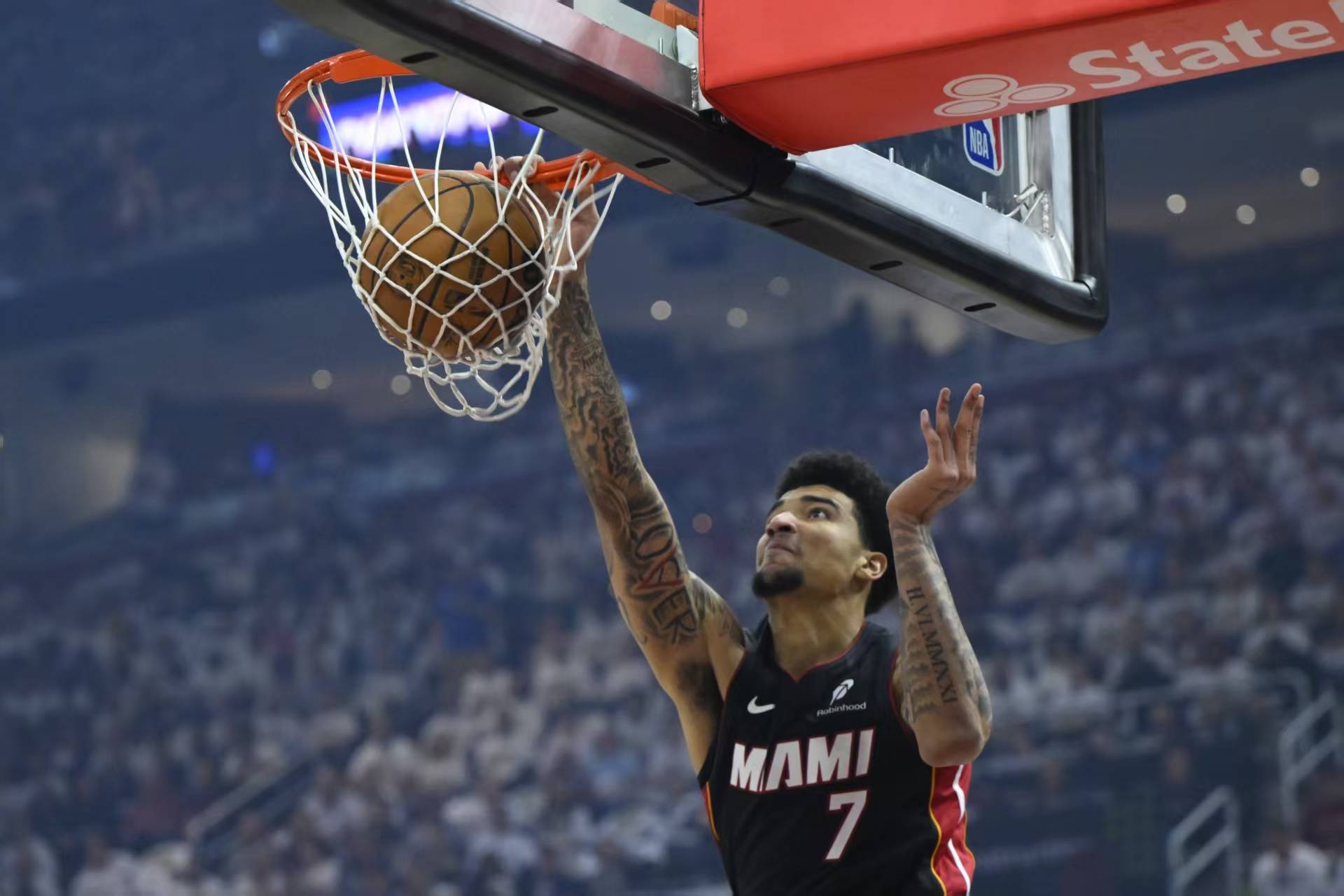 边线球(qiú)失误惨遭(zāo)绝杀!7投(tóu)6分,KD换不来的中锋,被斯波(bō)用(yòng)成(chéng)蓝领