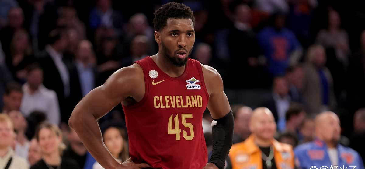 多诺万·米(mǐ)切尔被球場(chǎng)冲进球迷惊到(dào)