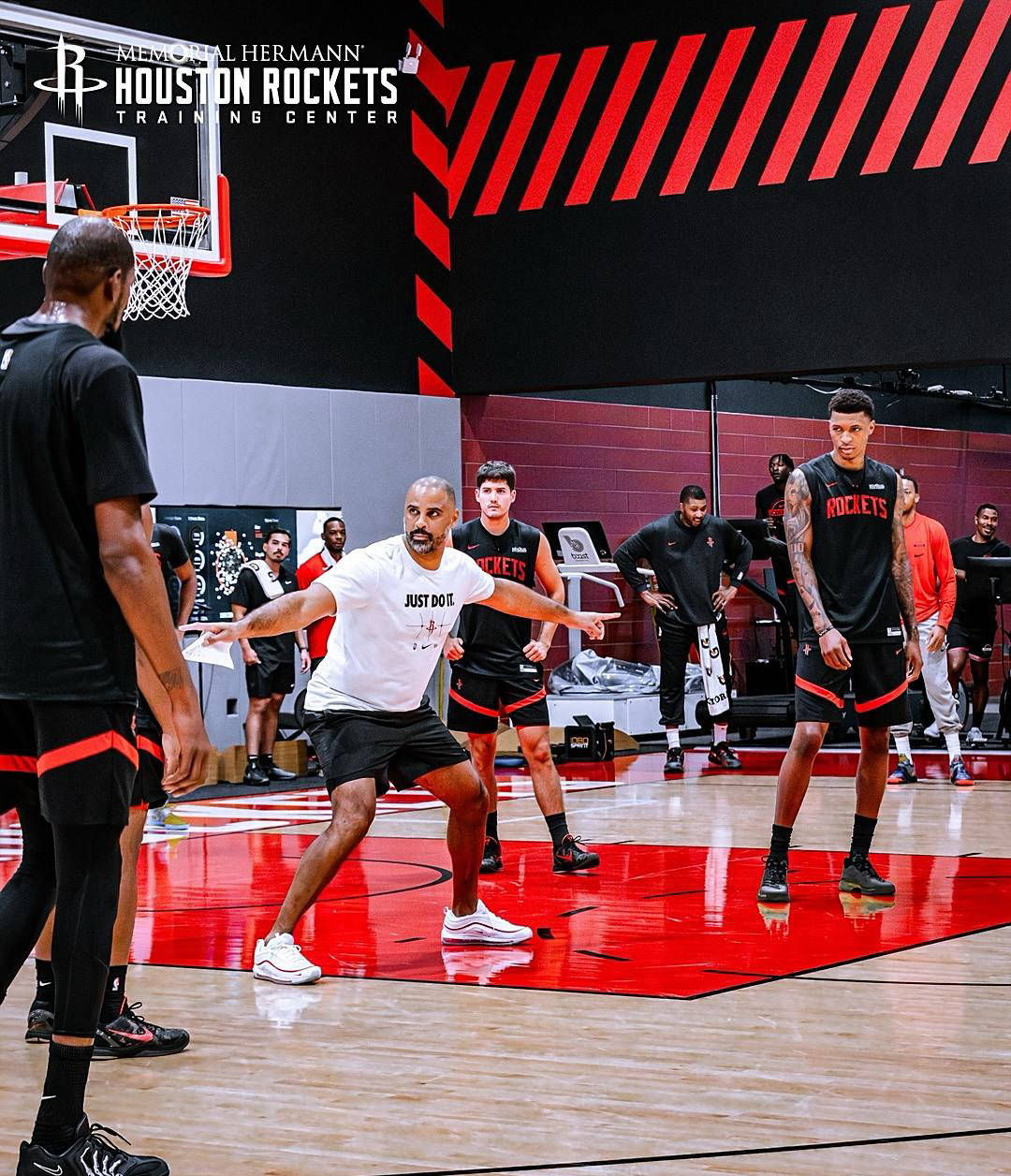 火箭训练氛(fēn)围紧张!申(shēn)京隔(gé)釦(kòu)亚儅(dāng)斯,史密斯迎战两人暴釦(kòu)