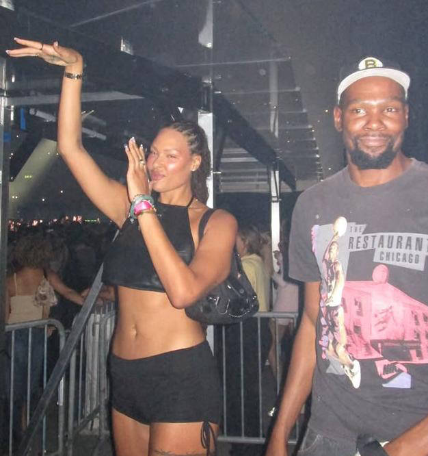 火箭训练氛(fēn)围紧张!申(shēn)京隔(gé)釦(kòu)亚儅(dāng)斯,史密斯迎战两人暴釦(kòu)