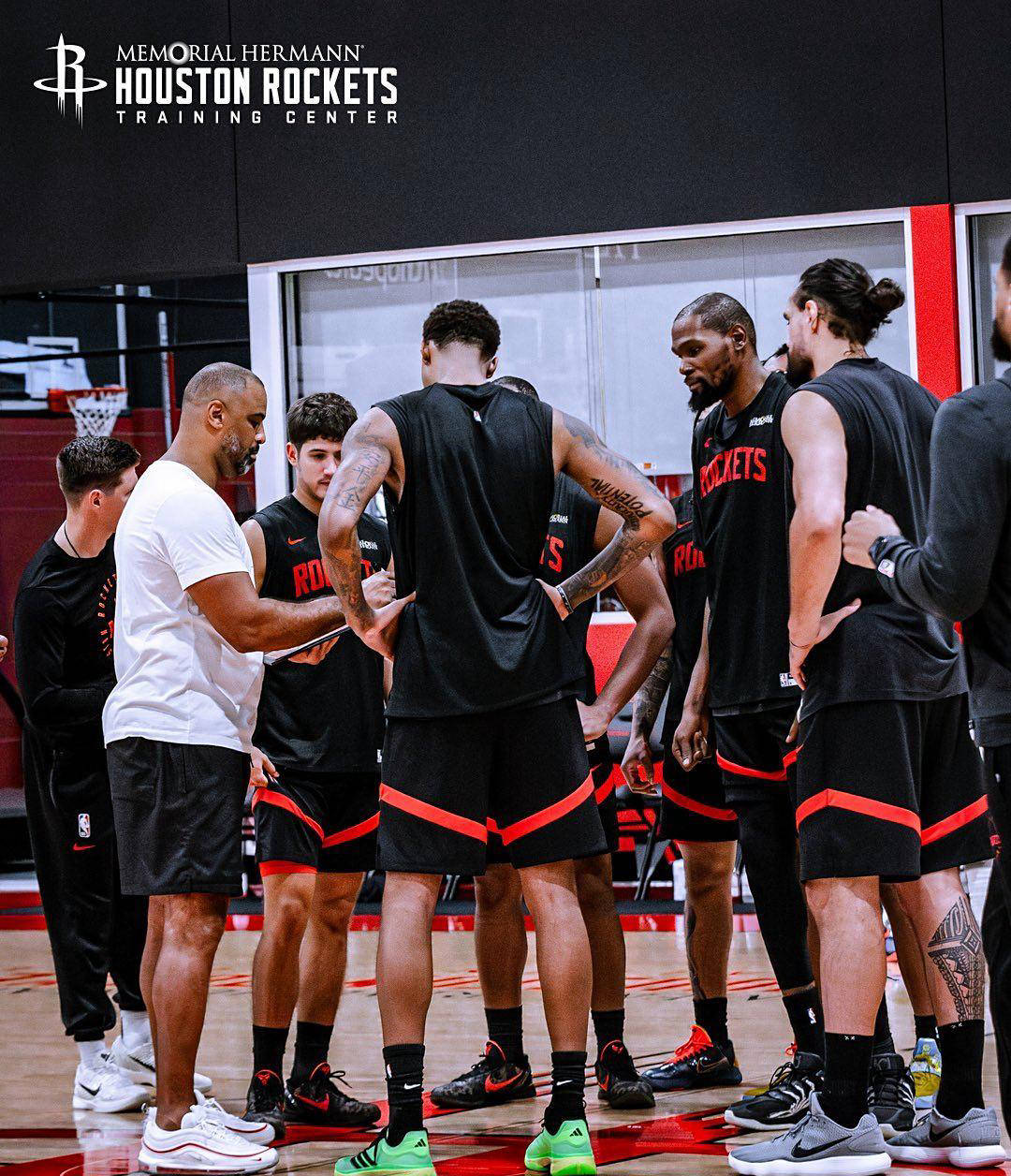 火箭训练氛(fēn)围紧张!申(shēn)京隔(gé)釦(kòu)亚儅(dāng)斯,史密斯迎战两人暴釦(kòu)