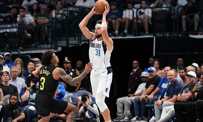 克莱·汤普森：曾(céng)是勇(yǒng)士王朝功臣(chén)，如(rú)今迷失自我