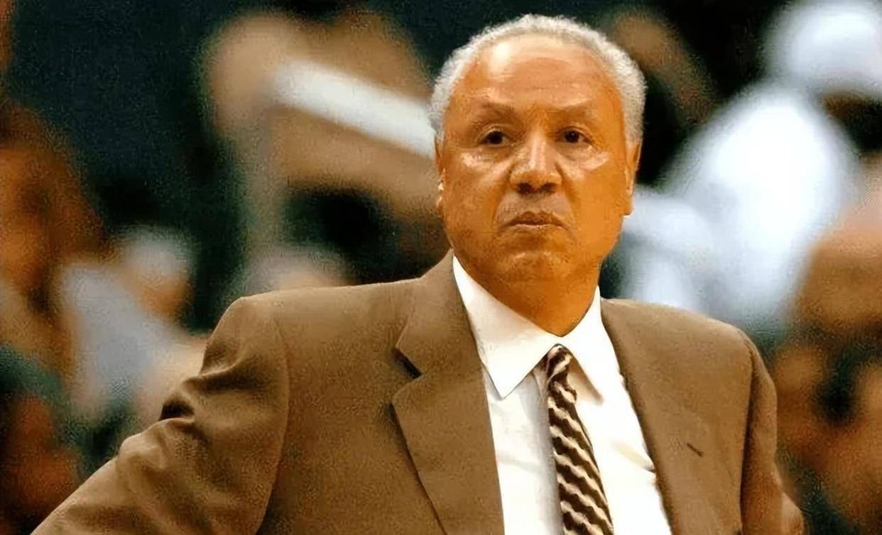 威(wēi)爾(ěr)肯斯去世,享年(nián)88岁,唯一(yī)同时入选NBA75大(dà)巨星和15大(dà)教练的传奇