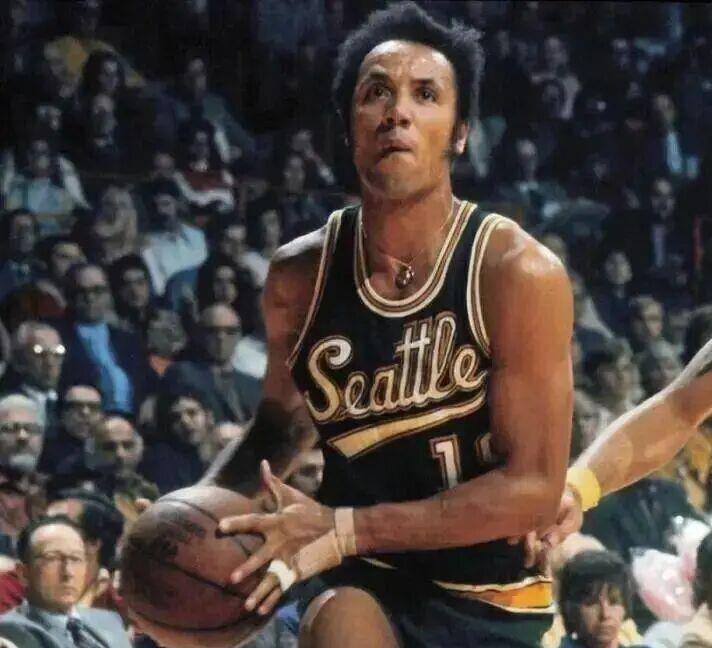 威(wēi)爾(ěr)肯斯去世,享年(nián)88岁,唯一(yī)同时入选NBA75大(dà)巨星和15大(dà)教练的传奇