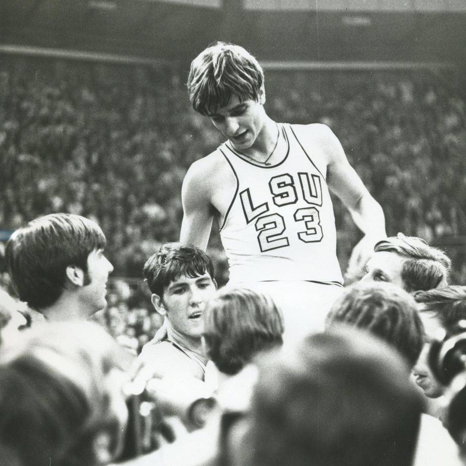 NBA哪些退(tuì)役(yì)球(qiú)衣(yī)出乎意料?公牛退(tuì)役(yì)杰裡(lǐ)斯隆、狼队退(tuì)役(yì)塞利球(qiú)衣(yī)