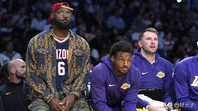 激动,湖人隊(duì)詹姆斯和東(dōng)契奇(qí)庆祝洛杉矶道(dào)奇(qí)隊(duì)赢得世界大赛冠军