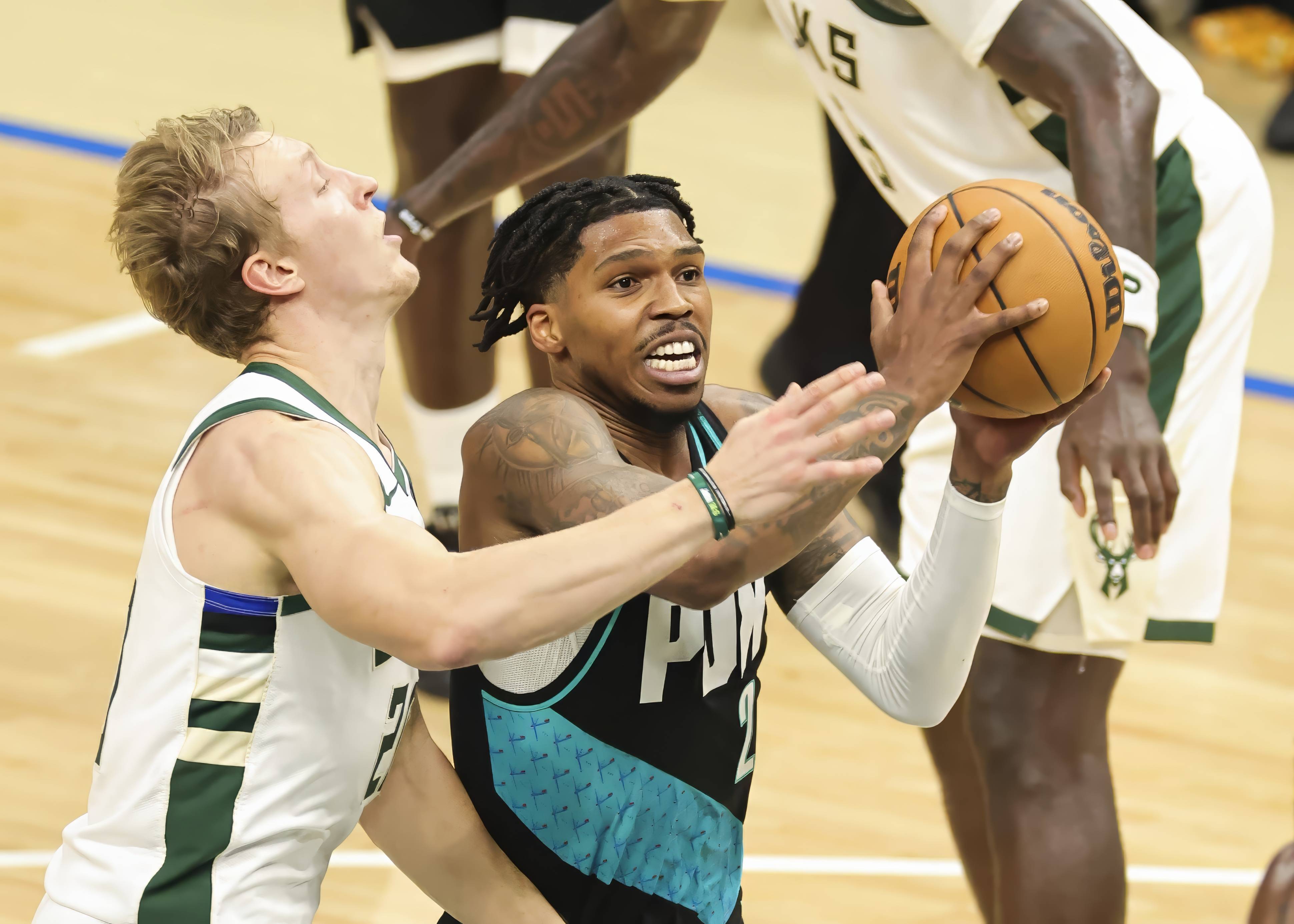 (体育)篮球——NBA常槼(guī)賽(sài):开拓者胜雄鹿