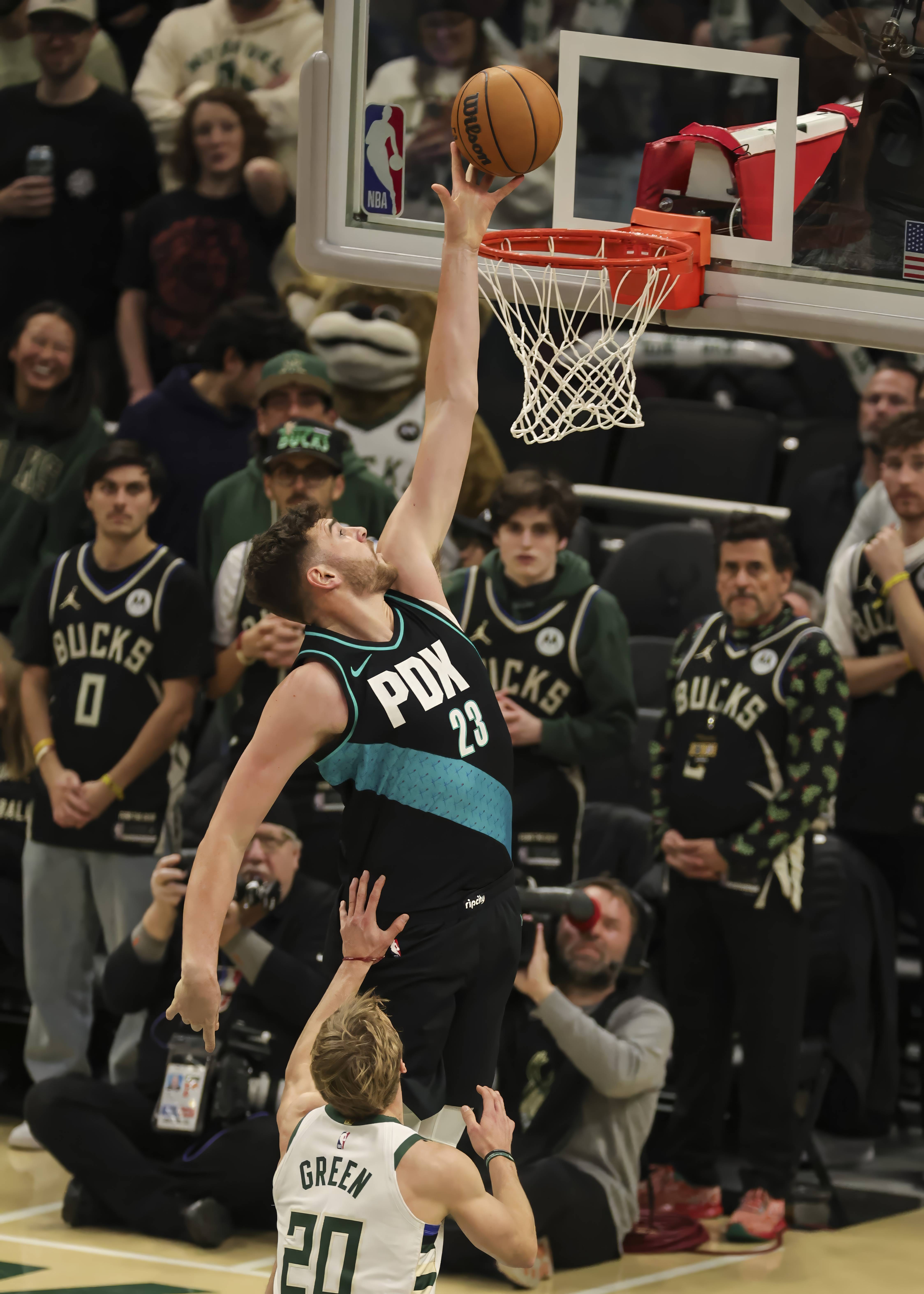 (体育)篮球——NBA常槼(guī)賽(sài):开拓者胜雄鹿