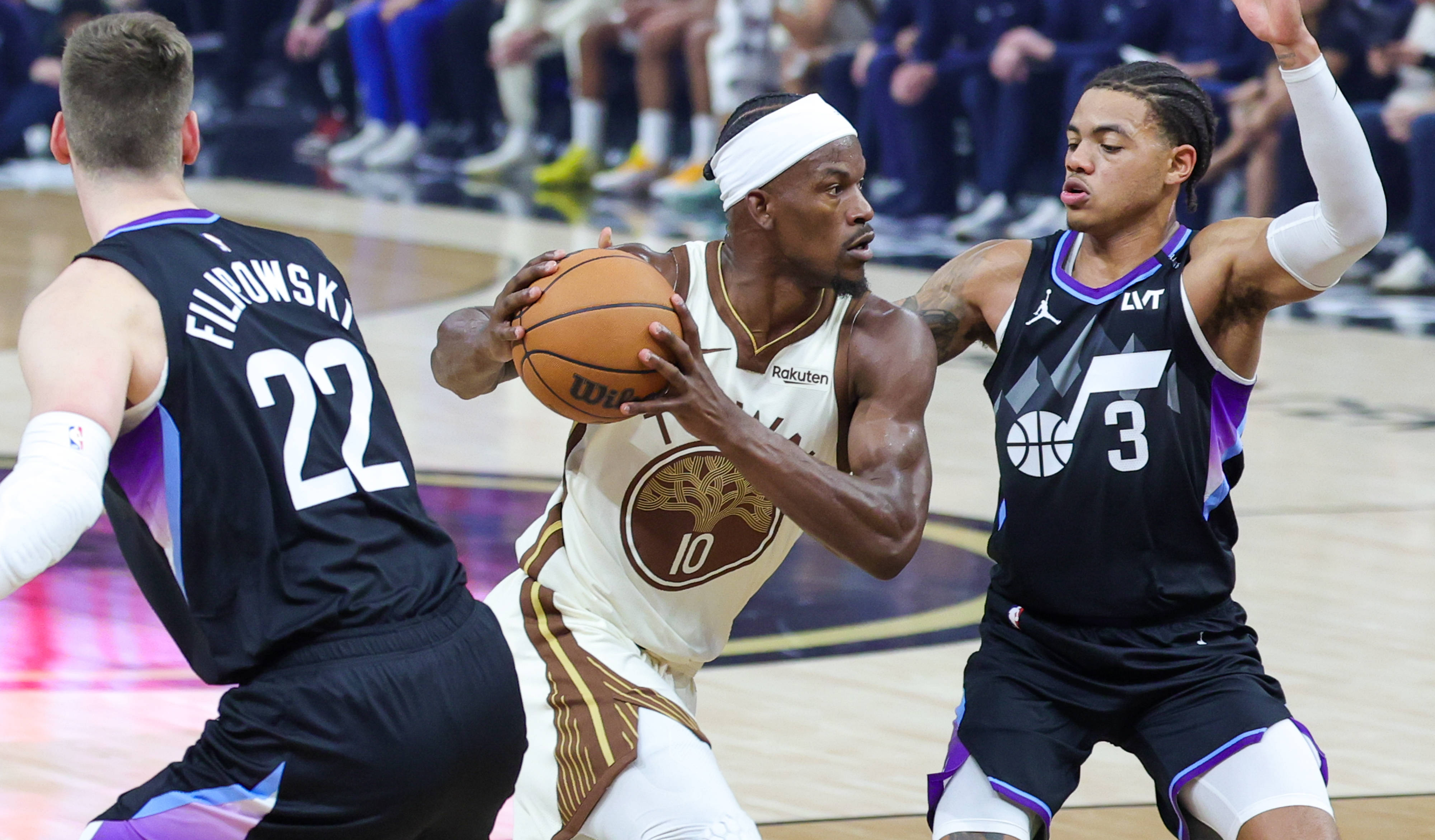 （体育）篮球——NBA常规赛：勇士勝(shèng)爵士